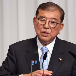 延命のために政治利用…(C)J MPA