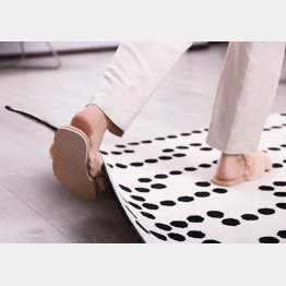 バリアフリーでもカーペットや電源ケーブルには注意が必要（Ｃ）iStock