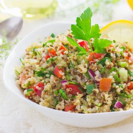 キヌアはサラダにも最適(C)iStock