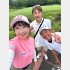 練習ラウンドにはボクもお供しました（中央は父・達也さん=提供写真）