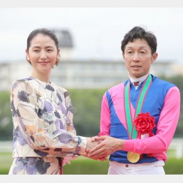 宝塚記念では長澤まさみがプレゼンター(C)日刊ゲンダイ