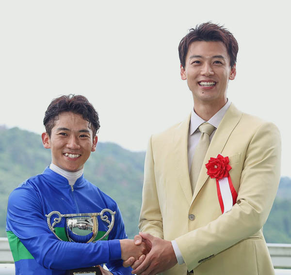 竹内涼真、小倉競馬場での華やかなプロモーター役