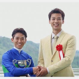 福島競馬場でもプレゼンターを務めた竹内涼真(C)日刊ゲンダイ