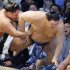琴勝峰（左）が上手投げで大の里を破る（Ｃ）共同通信社