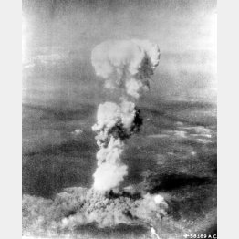 広島に原爆を投下した爆撃機エノラ・ゲイから投下直後に撮影されたきのこ雲（米国立公文書館所蔵・共同）