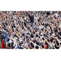日本社会で大事にされていないと感じているのか…（参政党の街頭演説で気勢を上げる人たち）／（Ｃ）共同通信社