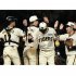 ハイタッチの阪神ナイン（坂本誠志郎捕手＝左）／（Ｃ）共同通信社