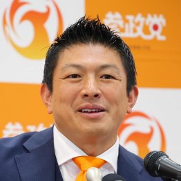 涼しい顔でチグハグ回答(C)日刊ゲンダイ