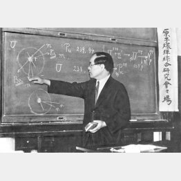 現地調査を終えて原子爆弾の総合研究を発表する理研の仁科芳雄(1945=昭和20=年9月)/(C)共同通信社