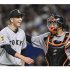 岸田（右）とのコンビで3勝を挙げた戸郷（Ｃ）共同通信社