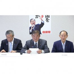 内輪モメに国民はウンザリ(左から)森山幹事長、石破首相、菅副総裁(C)日刊ゲンダイ