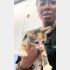 ベツァイダさんが子猫を抱き上げた瞬間（本人のTikTokから）
