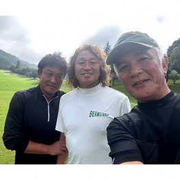 ゴルフ仲間とラウンド中にパチリ(中央が岡野さん)/(本人提供)