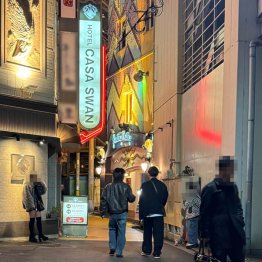 イエローロードの手前にいる立ちんぼ(C)日刊ゲンダイ