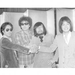 金屏風を前に堂々の発足会見(右から吉田拓郎、小室等、井上陽水、泉谷しげる)/(C)共同通信社