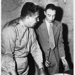 マンハッタン計画の軍事責任者、レスリー・グローブス将軍(左)とロバート・オッペンハイマー教授(C)World History Archive/ニューズコム/共同通信イメージズ