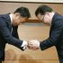 参院選挙戦で地元首長に「脅し電話」も（当選した望月良男氏と固い握手をする世耕弘成衆院議員＝右）／（Ｃ）共同通信社