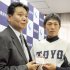 スカウト時代の酒井氏（右は東洋大・原樹理）／（Ｃ）共同通信社