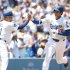 三塁ベースコーチとハイタッチの大谷翔平（Ｃ）ロイター／Imagn Images