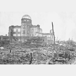 廃虚の広島市内の惨状、原爆爆心地のドーム付近(1945=昭和20=年9月3日) (C)ACME/共同