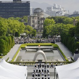 広島原爆の日、原爆投下から80年の平和記念式典、奥は原爆ドーム(C)共同通信社