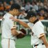田中将大（左）と阿部監督（Ｃ）日刊ゲンダイ