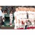 旭川志峯を下して校歌を歌う広陵ナインと中井哲之監督（Ｃ）日刊ゲンダイ
