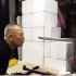 日本刀の撮影に臨む典明氏（Ｃ）本人提供