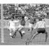 1968年メキシコ五輪の日本対フランス、前半25分、小城のパスから、フランスのバックスを抜いて釜本邦茂（左端）が強烈なシュートを決め先制点を挙げた（Ｃ）共同通信社