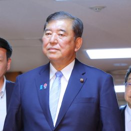 両院議員総会に向かう石破首相(C)日刊ゲンダイ