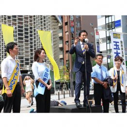 炎天下、スーツで臨んだ第一声(C)日刊ゲンダイ