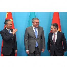 2022年中央アジア会議で並んだ(左から)中国、カザフスタン、キルギスの3外相。日本人と似た風貌を言えよう(C)Sputnik/共同通信イメージズ