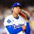ピッチコムで捕手にサインを伝える大谷翔平（Ｃ）ロイター／Imagn Images