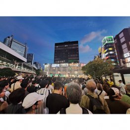 熱気むんむんだった東京・新橋のマイク納め(提供)筆者