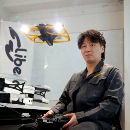 開発したドローンIBIS2を操作するリベラウェアの閔弘圭CEO(C)日刊ゲンダイ