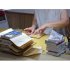 図書館に収める本のフィルムコートを（Ｃ）日刊ゲンダイ
