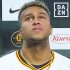 試合を締めて通算200セーブを挙げたマルティネスはお立ち台で涙（Ｃ）日刊ゲンダイ