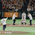 16日の「長嶋茂雄終身名誉監督追悼試合」。始球式を務めた松井秀喜（手前）、打席は王貞治（奥左）、原辰徳（同右）、捕手は巨人・阿部監督、球審は高橋由伸（Ｃ）共同通信社