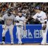 ヤクルト・村上宗隆（右）にサイクル安打の記念球を手渡される丸佳浩（Ｃ）共同通信社