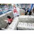 大手小売業者は店頭に並べられても、全体の7割はいまだ…（Ｃ）共同通信社