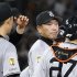 五回に先発森田（左）に交代を告げる阿部監督（Ｃ）共同通信社