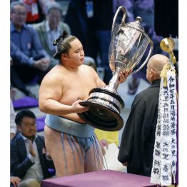 名古屋場所で優勝、賜杯を受け取る琴勝峰(C)共同通信社