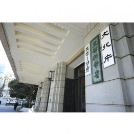 先ずは、教員は子どもを導く教える立場(C)日刊ゲンダイ