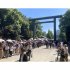 照りつける日差しのなか、拝殿まで長蛇の列（Ｃ）日刊ゲンダイ