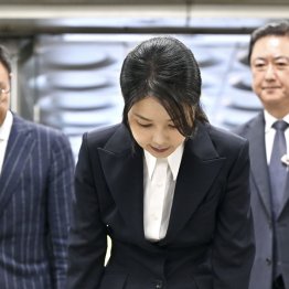 旧統一教会から高級バッグや貴金属を受領していた容疑で逮捕状(ソウル中央地裁に出頭し、報道陣に一礼する尹錫悦前大統領の妻・金建希氏)/(C)共同通信社