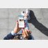 SNSをチェック（写真:iStock）