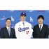 水原通訳（右）、バレロ代理人と（ドジャース入団会見）／（Ｃ）共同通信社