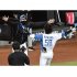 奈良間大己を迎える日本ハム・新庄監督（Ｃ）共同通信社