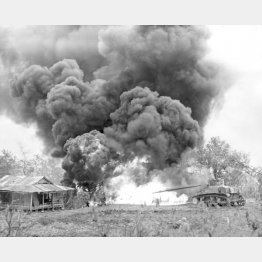 サイパン島で、日本軍のトーチカを火炎放射器で攻撃する米海兵隊の戦車(1944=昭和19=年7月、米海兵隊撮影)/(C)共同通信社