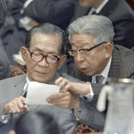 三木武夫首相(左)に答弁メモを手渡す井出一太郎官房長官(C)共同通信社